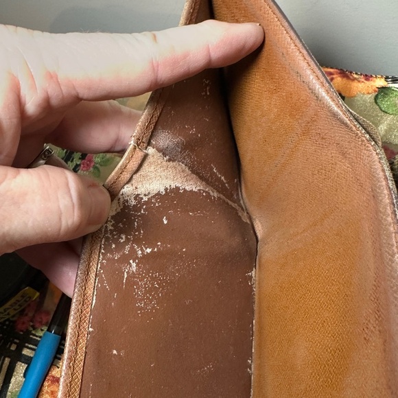 Louis Vuitton wallet. - Picture 9 of 9